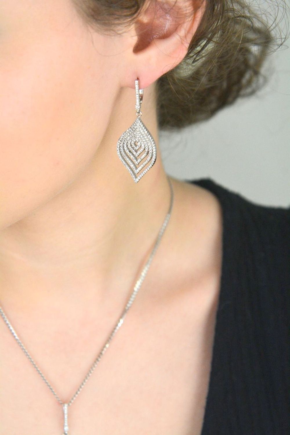 Kolczyki damskie wiszące srebrne próba 925, zdobione cyrkoniami Lśnienie DIA-KLC-8779-925.jpg