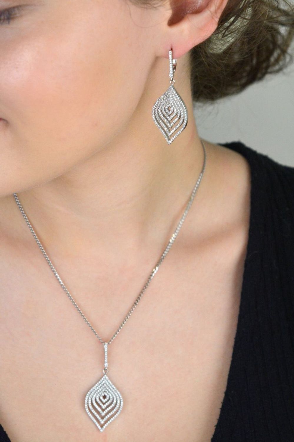 Kolczyki damskie wiszące srebrne próba 925, zdobione cyrkoniami Lśnienie DIA-KLC-8779-925.jpg