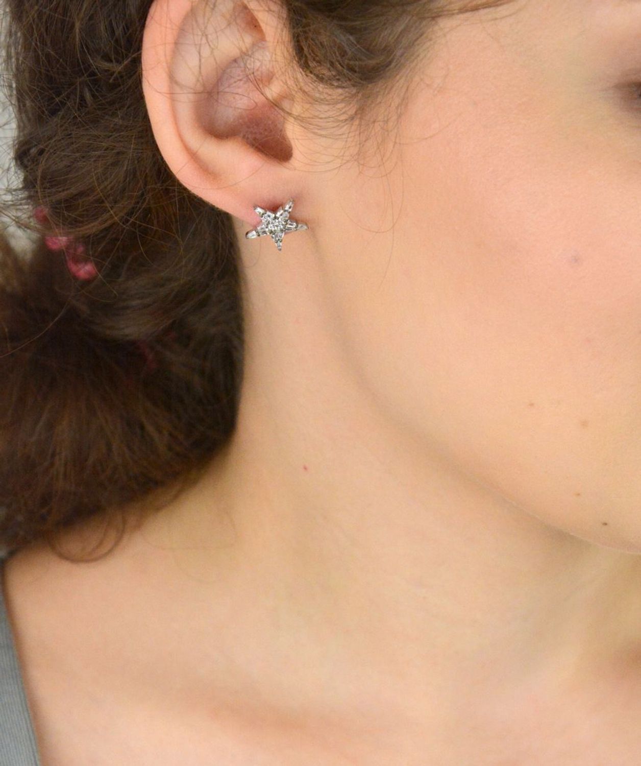 Kolczyki damskie srebrne próby 925 – DIA-KLC-8781-925. Gwiazdki zdobione cyrkoniami, wielkość 1,4 cm, zapięcie na sztyft, waga 1,85 g. Eleganckie i kobiece – idealne na prezent!1.jpg