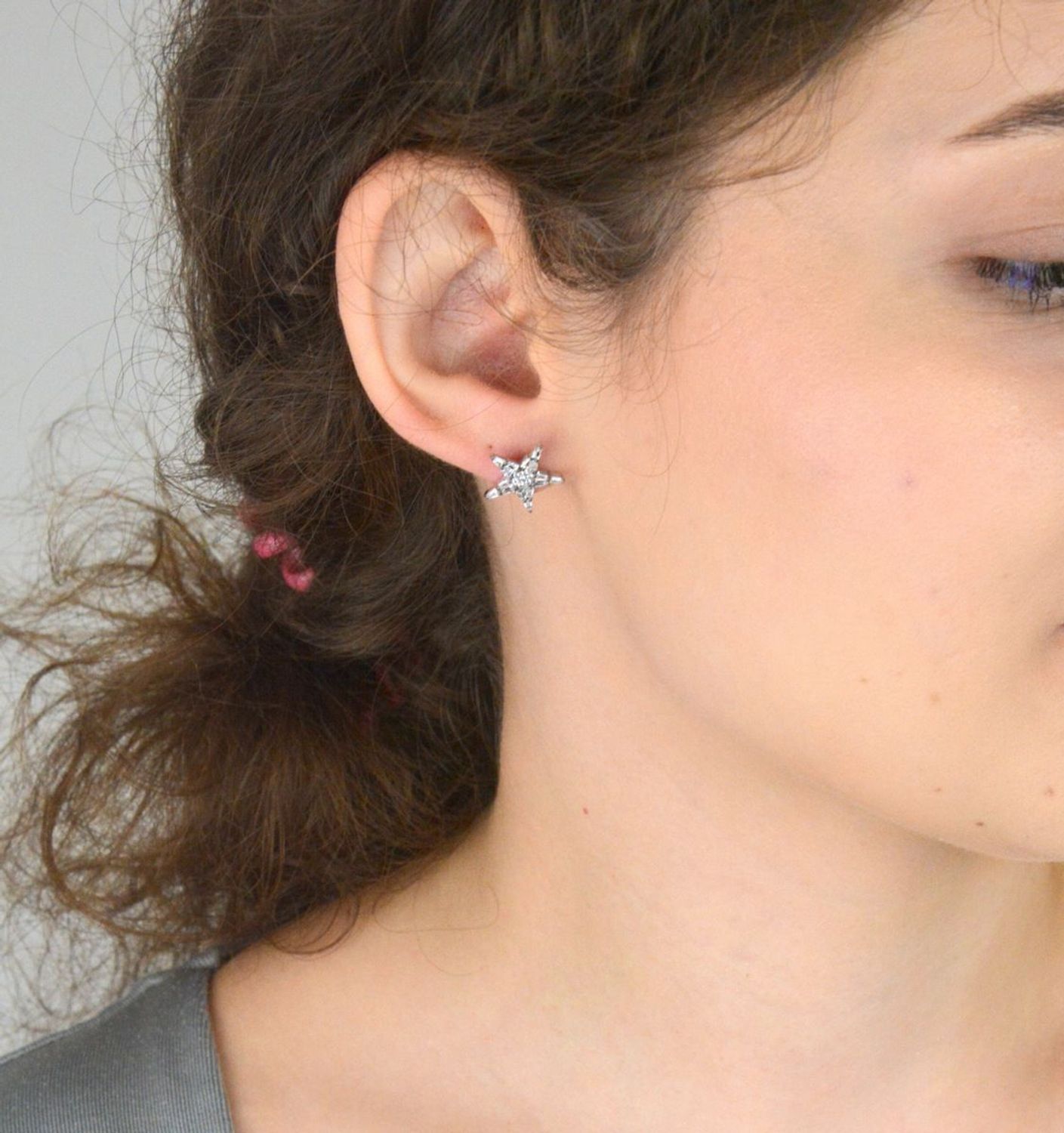 Kolczyki damskie srebrne próby 925 – DIA-KLC-8781-925. Gwiazdki zdobione cyrkoniami, wielkość 1,4 cm, zapięcie na sztyft, waga 1,85 g. Eleganckie i kobiece – idealne na prezent!1.jpg