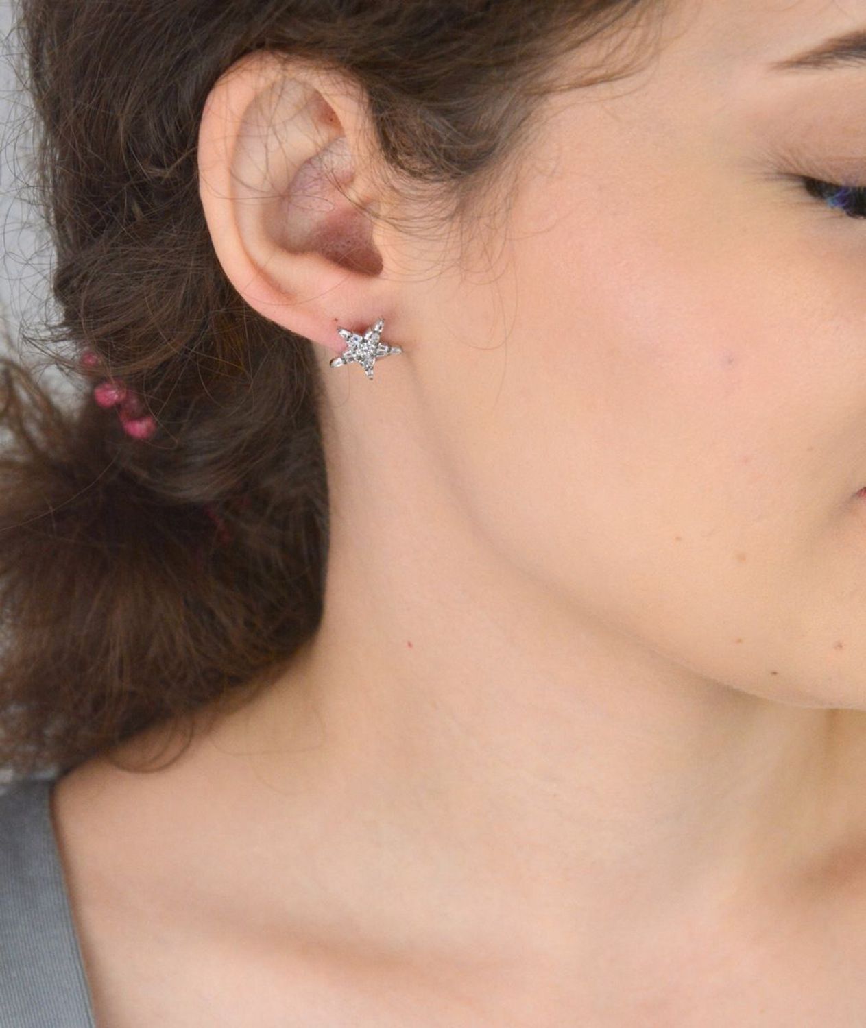 Kolczyki damskie srebrne próby 925 – DIA-KLC-8781-925. Gwiazdki zdobione cyrkoniami, wielkość 1,4 cm, zapięcie na sztyft, waga 1,85 g. Eleganckie i kobiece – idealne na prezent!1.jpg