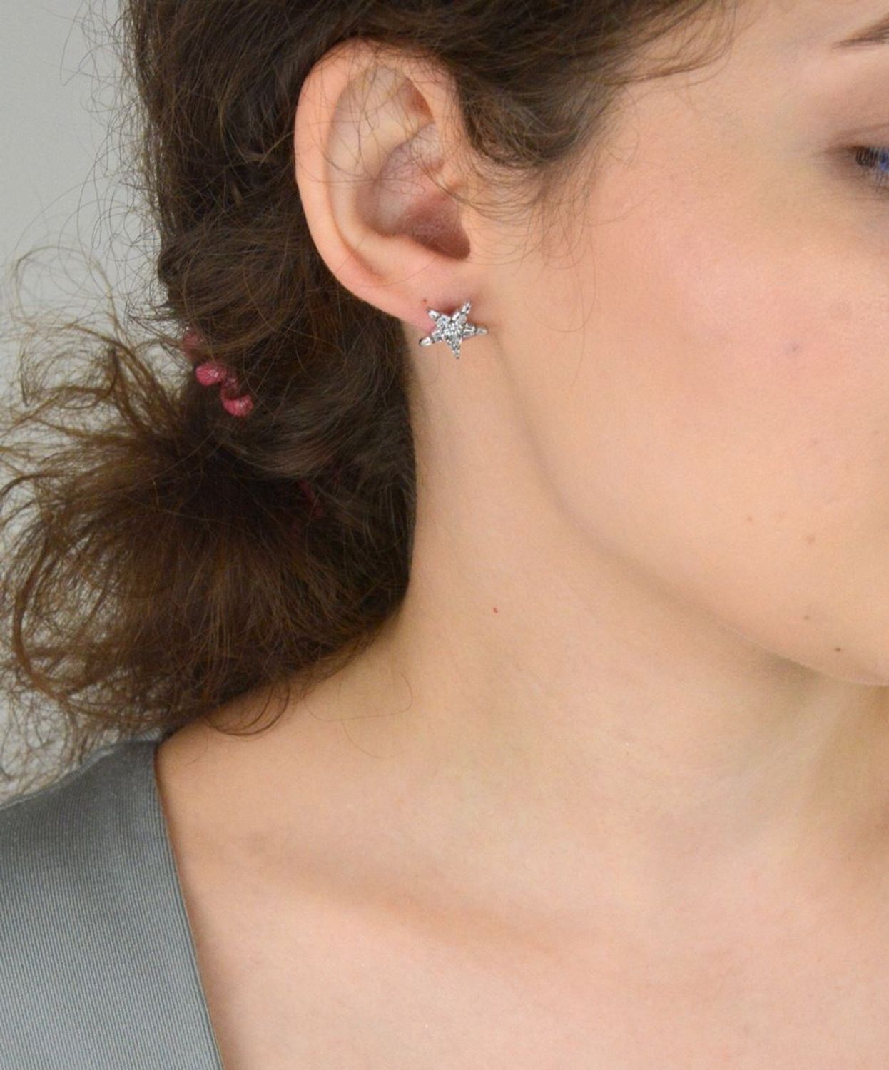 Kolczyki damskie srebrne próby 925 – DIA-KLC-8781-925. Gwiazdki zdobione cyrkoniami, wielkość 1,4 cm, zapięcie na sztyft, waga 1,85 g. Eleganckie i kobiece – idealne na prezent!1.jpg