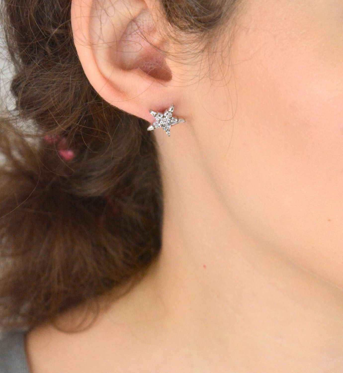 Kolczyki damskie srebrne próby 925 – DIA-KLC-8781-925. Gwiazdki zdobione cyrkoniami, wielkość 1,4 cm, zapięcie na sztyft, waga 1,85 g. Eleganckie i kobiece – idealne na prezent!1.jpg