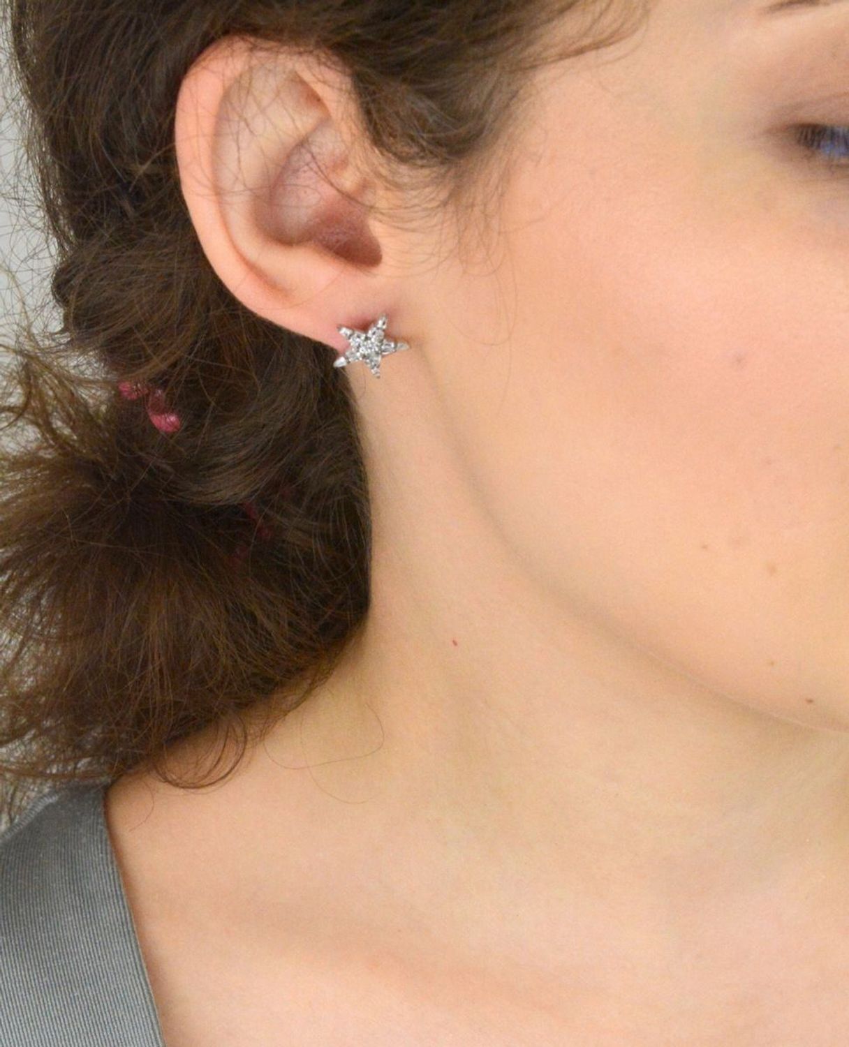 Kolczyki damskie srebrne próby 925 – DIA-KLC-8781-925. Gwiazdki zdobione cyrkoniami, wielkość 1,4 cm, zapięcie na sztyft, waga 1,85 g. Eleganckie i kobiece – idealne na prezent!1.jpg