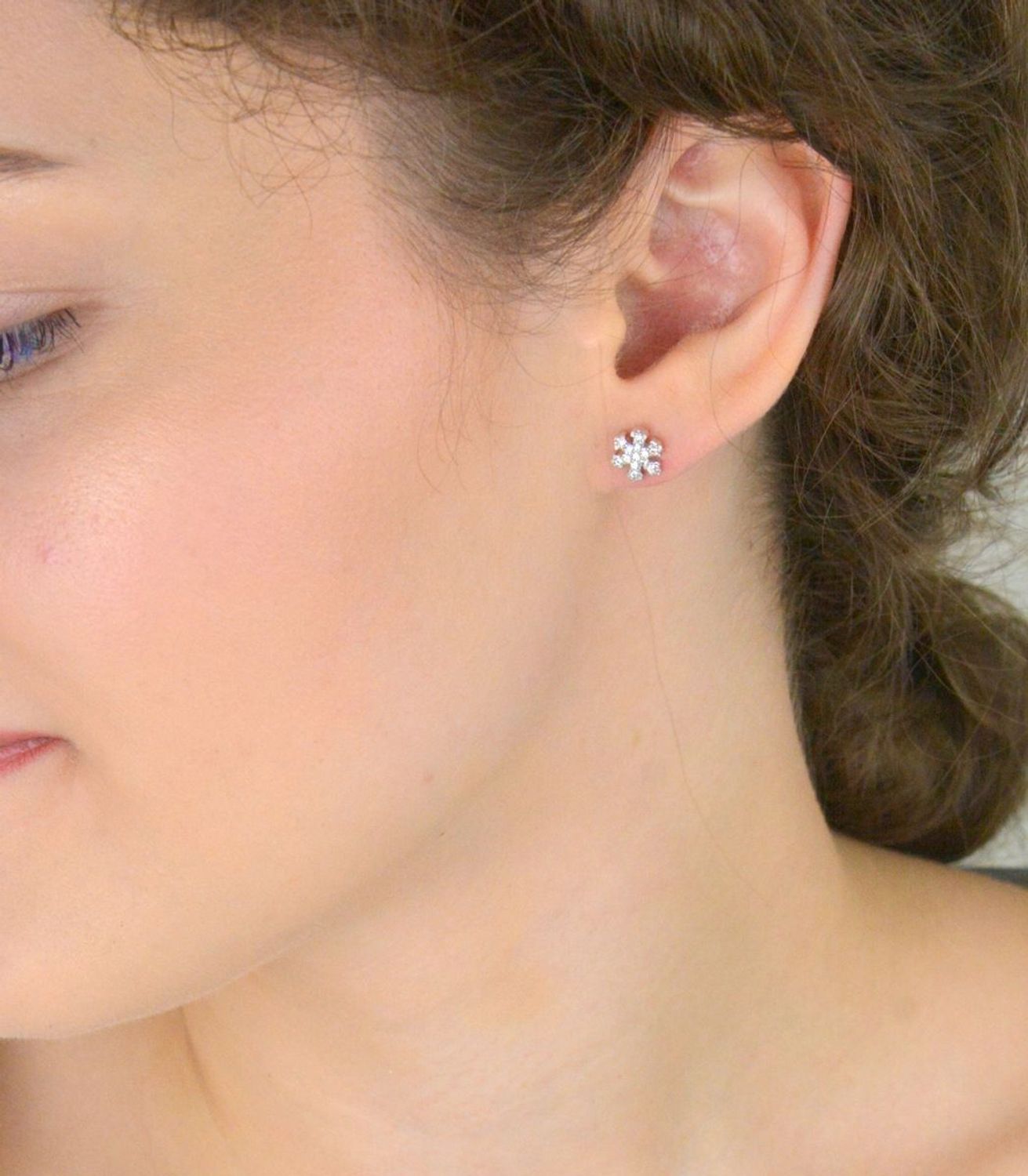 Kolczyki dziecięce srebrne 925 – śnieżynki zdobione białymi cyrkoniami. Model DIA-KLC-8782-925, wielkość 7 mm, waga 0,90 g, zapięcie na sztyft. Idealne na prezent dla dziewczynki.1.jpg