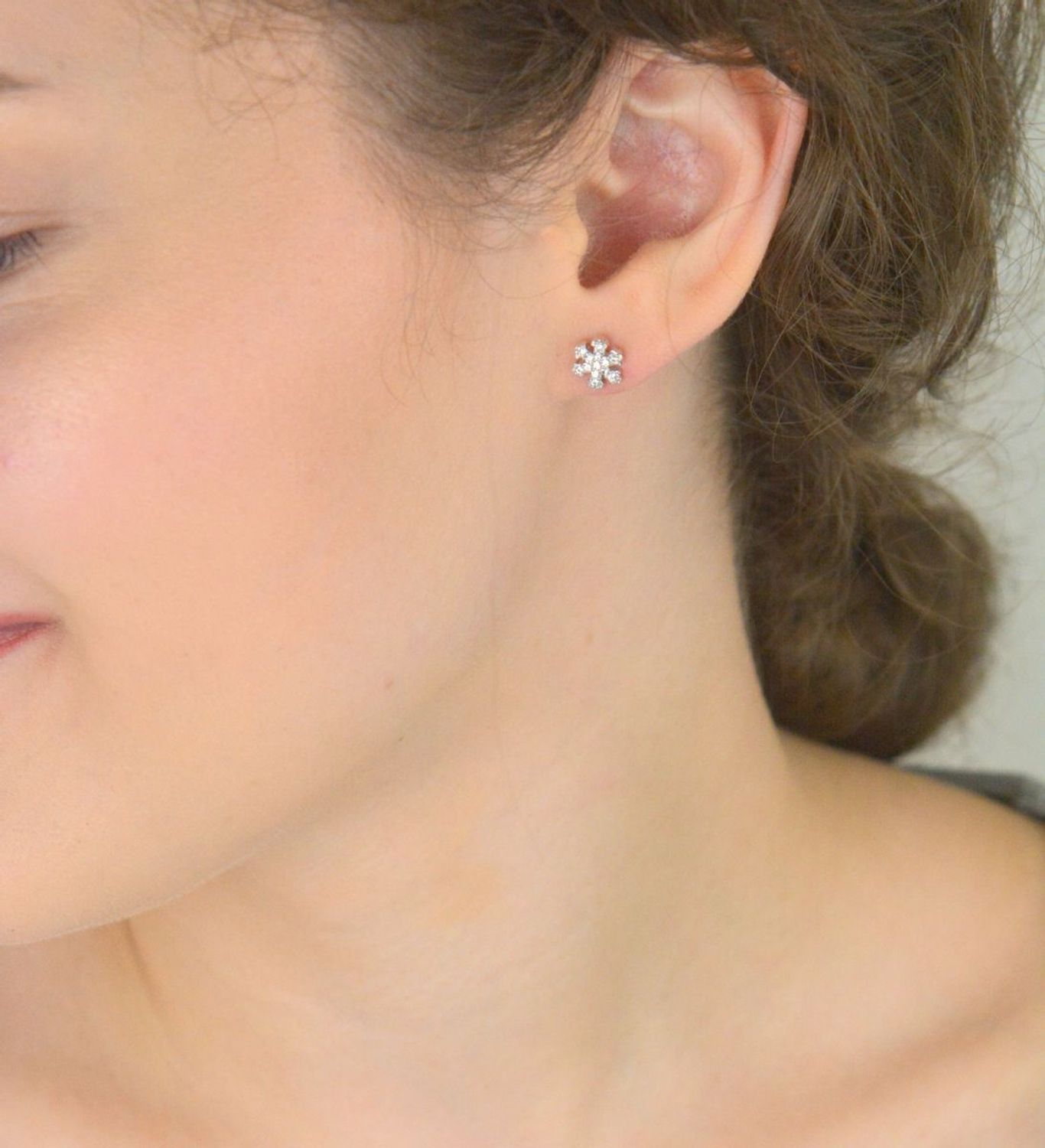 Kolczyki dziecięce srebrne 925 – śnieżynki zdobione białymi cyrkoniami. Model DIA-KLC-8782-925, wielkość 7 mm, waga 0,90 g, zapięcie na sztyft. Idealne na prezent dla dziewczynki.1.jpg