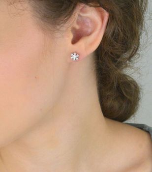 Kolczyki dziecięce srebrne 925 – śnieżynki zdobione białymi cyrkoniami. Model DIA-KLC-8782-925, wielkość 7 mm, waga 0,90 g, zapięcie na sztyft. Idealne na prezent dla dziewczynki (1).JPG