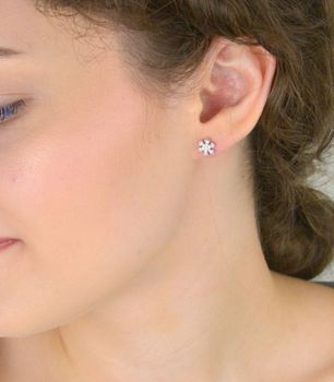 Kolczyki dziecięce srebrne 925 – śnieżynki zdobione białymi cyrkoniami. Model DIA-KLC-8782-925, wielkość 7 mm, waga 0,90 g, zapięcie na sztyft. Idealne na prezent dla dziewczynki (2).JPG