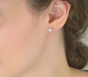 Kolczyki dziecięce srebrne 925 – śnieżynki zdobione białymi cyrkoniami. Model DIA-KLC-8782-925, wielkość 7 mm, waga 0,90 g, zapięcie na sztyft. Idealne na prezent dla dziewczynki (3).JPG