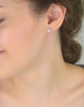 Kolczyki dziecięce srebrne 925 – śnieżynki zdobione białymi cyrkoniami. Model DIA-KLC-8782-925, wielkość 7 mm, waga 0,90 g, zapięcie na sztyft. Idealne na prezent dla dziewczynki (4).JPG