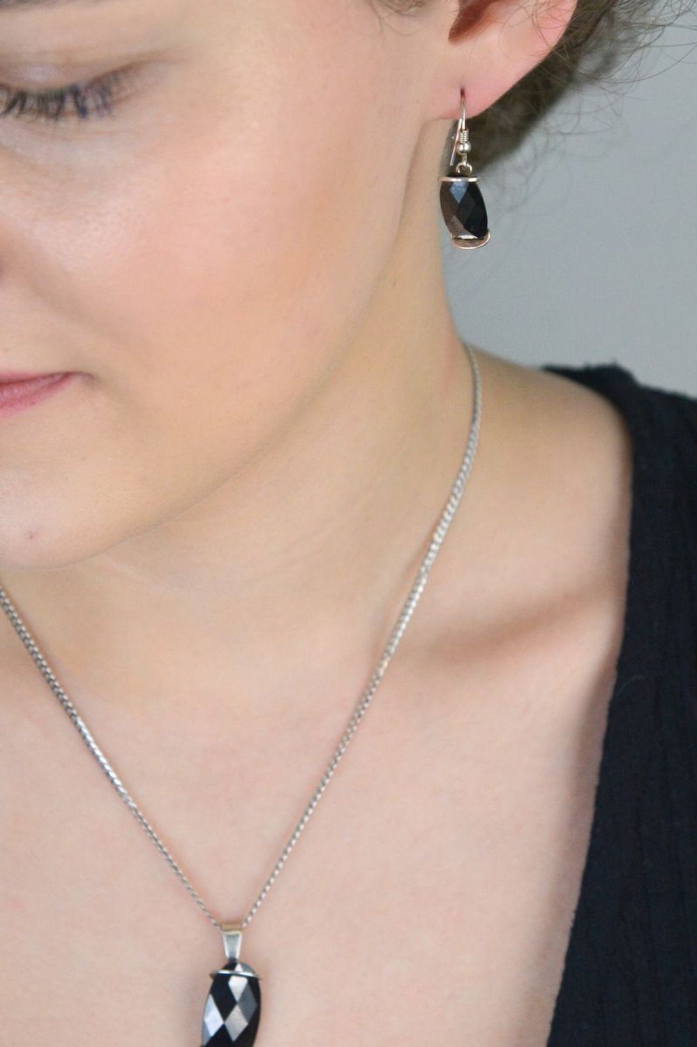 Kolczyki srebrne próba 925, wiszące prostokątny czarny kryształ DIA-KLC-8796-925.jpg