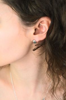 Stylowe srebrne kolczyki 925 o nieregularnym kształcie – model DIA-KLC-8799-925. Okrągłe, średnica 1,0 cm, zapięcie na sztyft (1).jpg