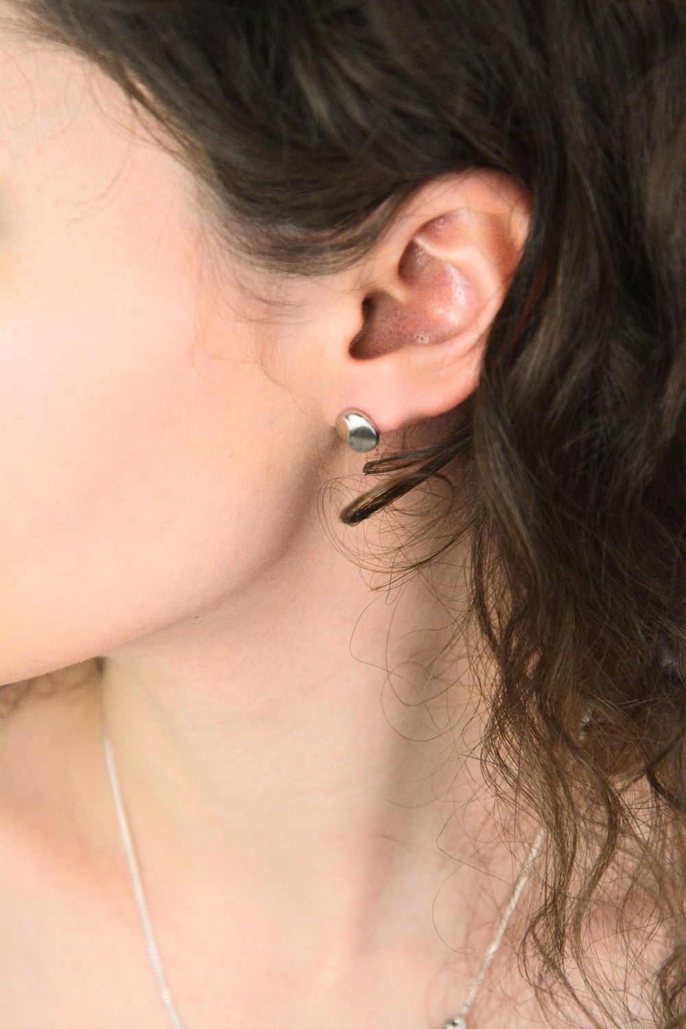 Stylowe srebrne kolczyki 925 o nieregularnym kształcie – model DIA-KLC-8799-925. Okrągłe, średnica 1,0 cm, zapięcie na sztyft, waga 2,20 g. Nowoczesny design i ponadczasowa elegancja w jednym.1.jpg