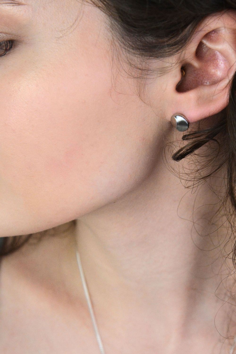 Stylowe srebrne kolczyki 925 o nieregularnym kształcie – model DIA-KLC-8799-925. Okrągłe, średnica 1,0 cm, zapięcie na sztyft, waga 2,20 g. Nowoczesny design i ponadczasowa elegancja w jednym.1.jpg