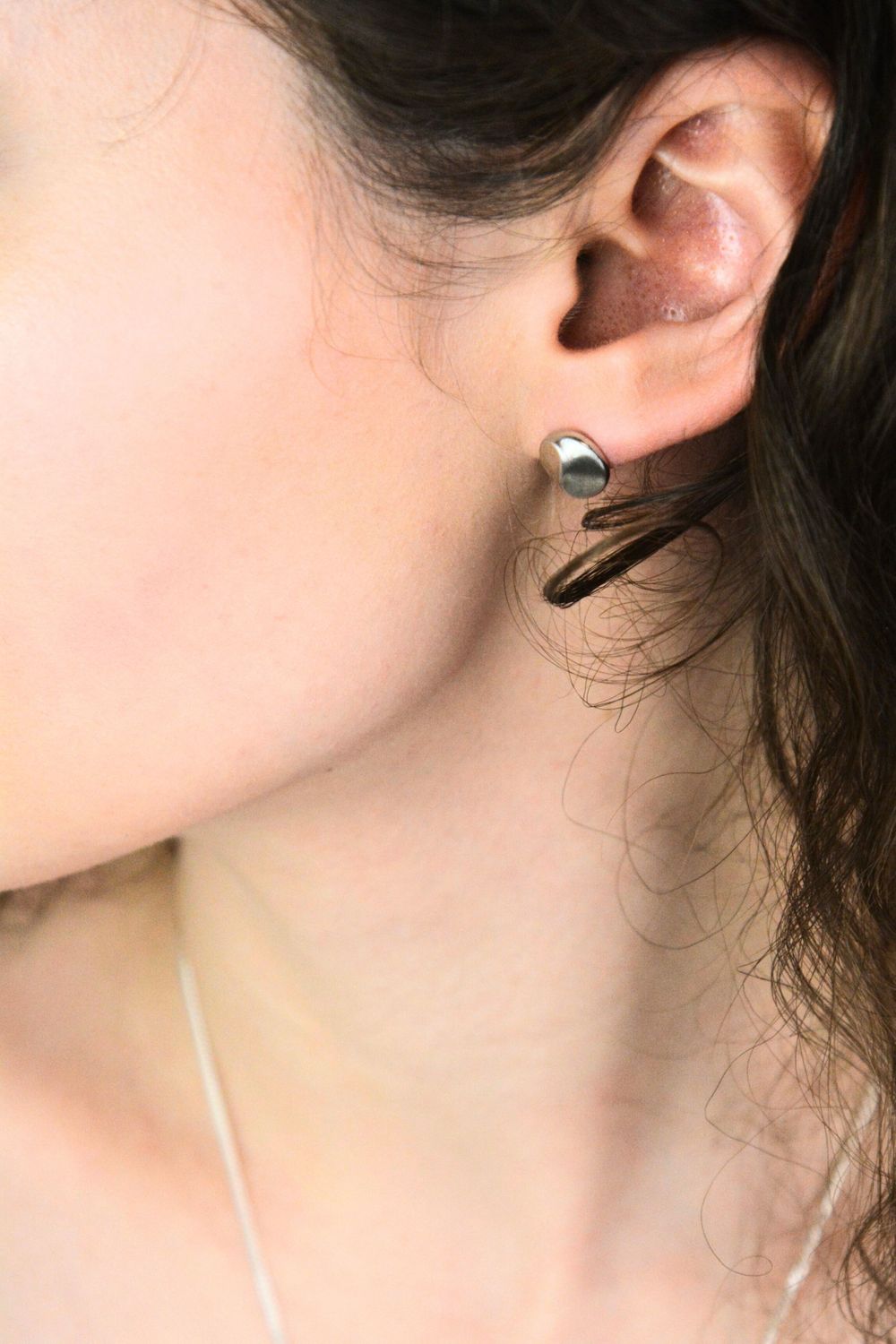 Stylowe srebrne kolczyki 925 o nieregularnym kształcie – model DIA-KLC-8799-925. Okrągłe, średnica 1,0 cm, zapięcie na sztyft, waga 2,20 g. Nowoczesny design i ponadczasowa elegancja w jednym.1.jpg