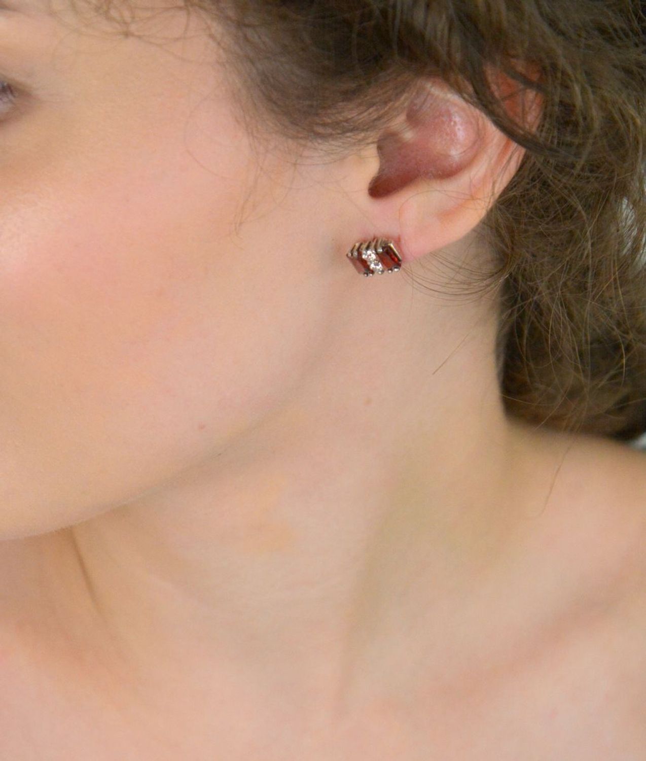 Srebrne kolczyki z czerwonymi i białymi cyrkoniami DIA-KLC-8807-925.jpg