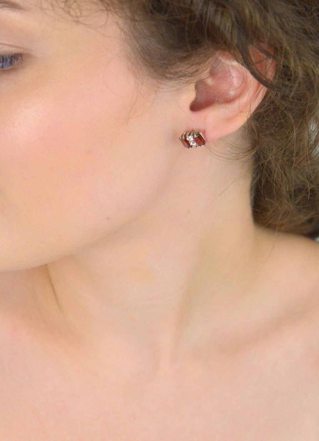 Srebrne kolczyki z czerwonymi i białymi cyrkoniami DIA-KLC-8807-925.jpg