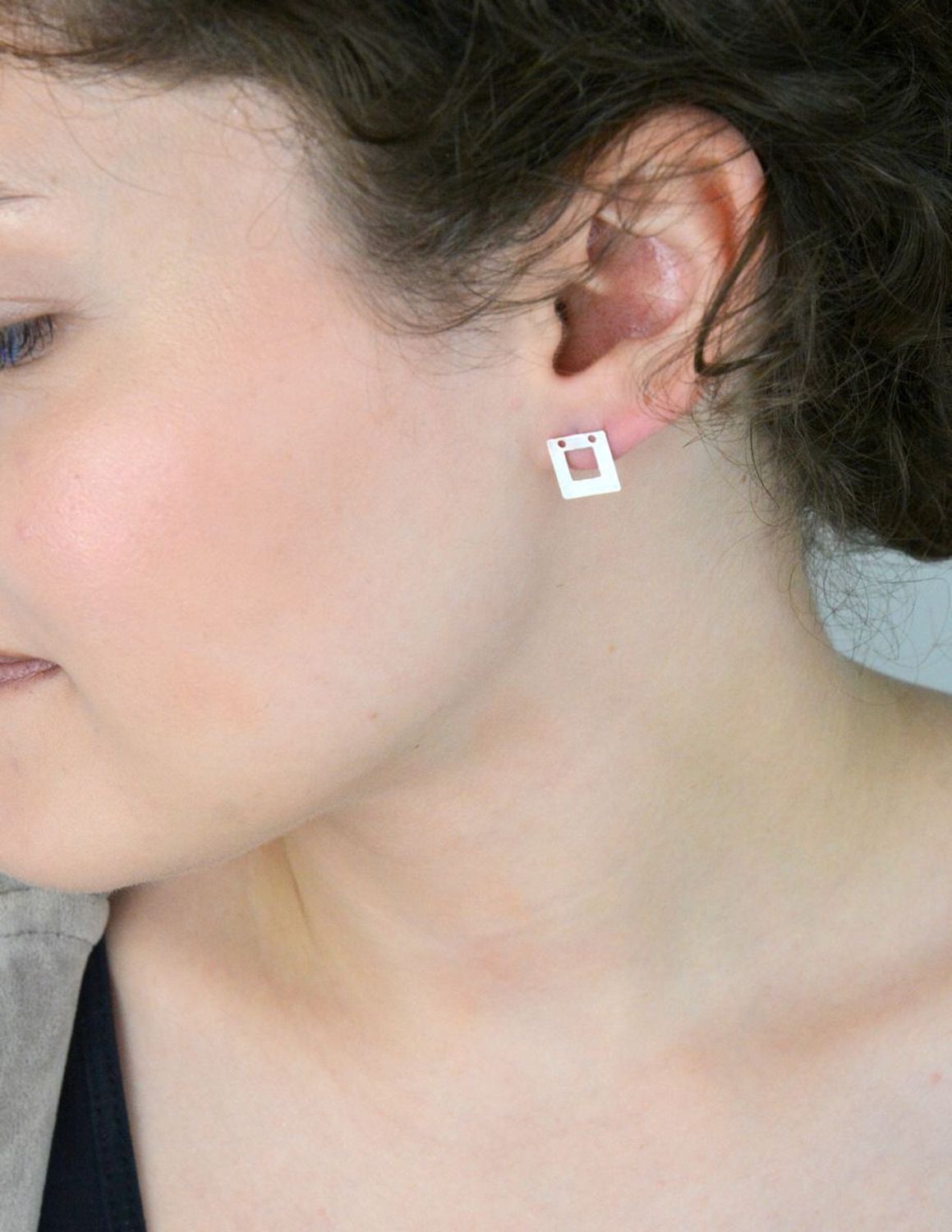 Kolczyki srebrne 925 DIA-KLC-8809-925 w kształcie kwadratów o wielkości 1 cm. Zapięcie na sztyft. Nowoczesna forma i ponadczasowa elegancja w jednym.1.jpg