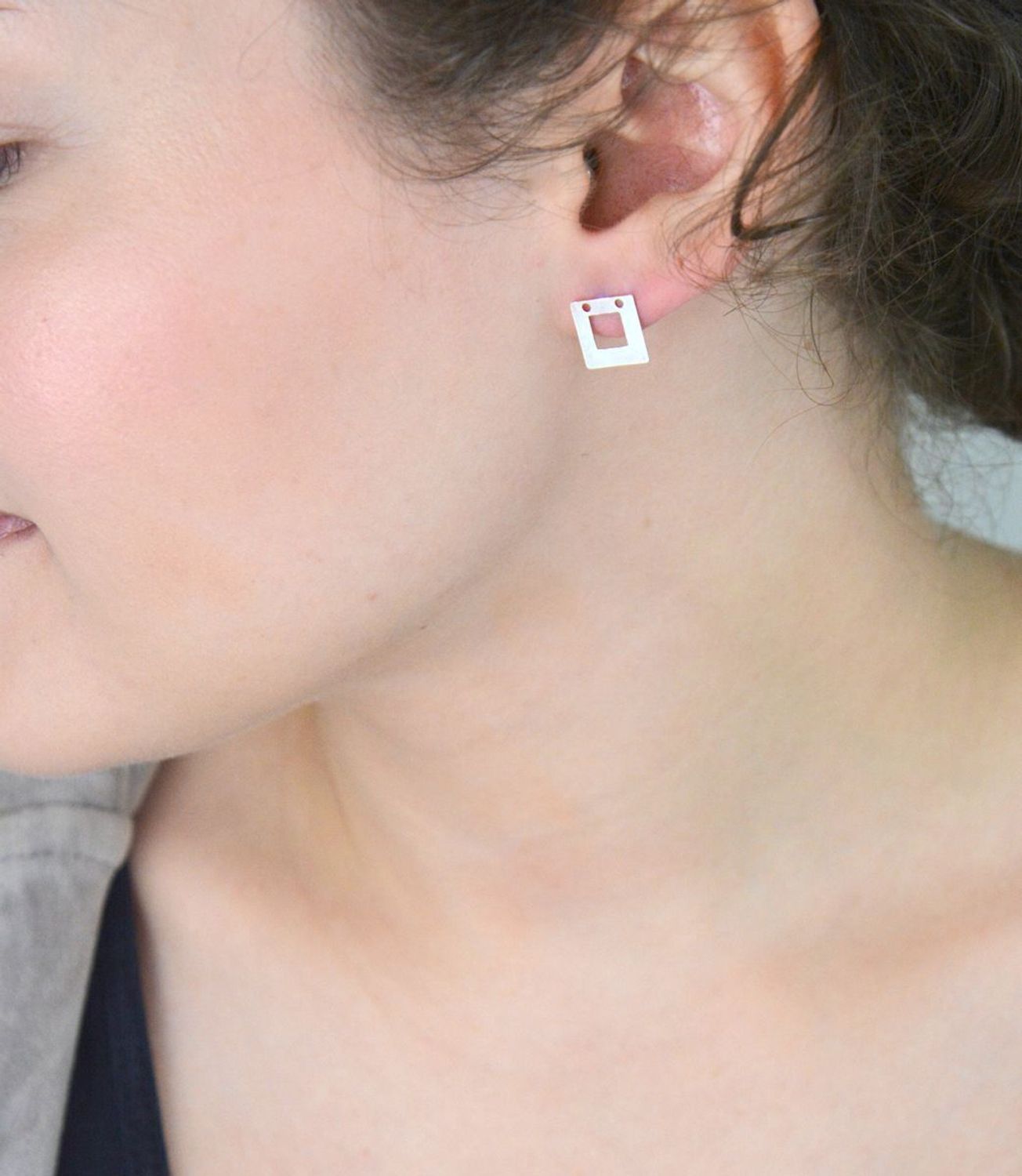 Kolczyki srebrne 925 DIA-KLC-8809-925 w kształcie kwadratów o wielkości 1 cm. Zapięcie na sztyft. Nowoczesna forma i ponadczasowa elegancja w jednym.1.jpg