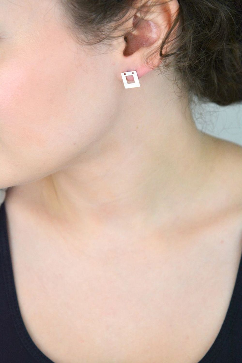 Kolczyki srebrne 925 DIA-KLC-8809-925 w kształcie kwadratów o wielkości 1 cm. Zapięcie na sztyft. Nowoczesna forma i ponadczasowa elegancja w jednym.1.jpg