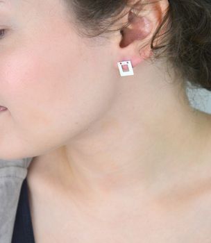 Kolczyki srebrne 925 DIA-KLC-8809-925 w kształcie kwadratów o wielkości 1 cm. Zapięcie na sztyft. Nowoczesna forma i ponadczasowa elegancja w jednym (2).JPG