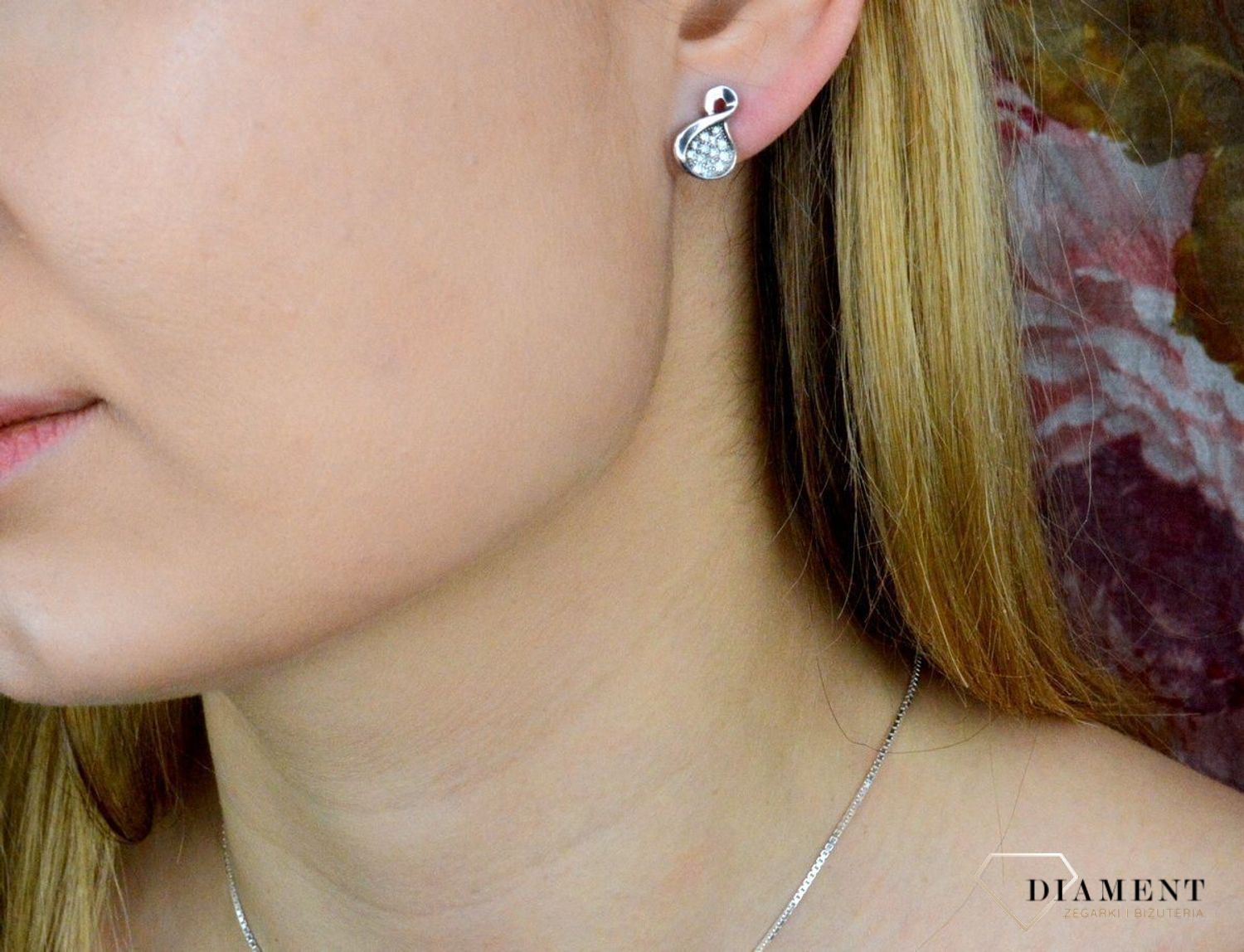 Srebrne kolczyki z cyrkoniami ozdobna ósemka DIA-KLC-8810-925  Srebrne kolczyki wykonane z próby 925. Biżuteria o ponadczasowej formie wypełnionej pięknie lśniącymi cyrkoniami..jpg
