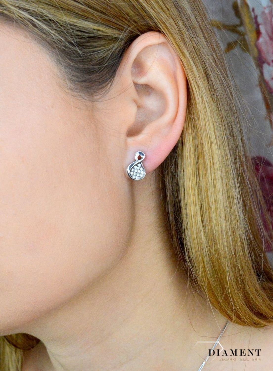 Srebrne kolczyki z cyrkoniami ozdobna ósemka DIA-KLC-8810-925  Srebrne kolczyki wykonane z próby 925. Biżuteria o ponadczasowej formie wypełnionej pięknie lśniącymi cyrkoniami..jpg