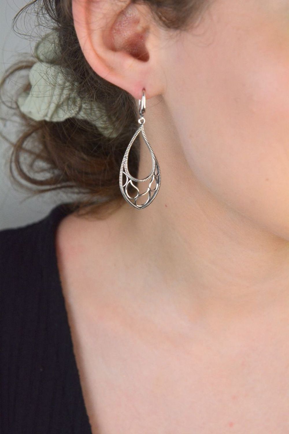 Kolczyki srebrne długie łezki, model DIA-KLC-8815-925. Srebro 925, waga 5,90 g, długość 5,5 cm. Elegancki ażurowy wzór, zapięcie angielskie. Idealne na prezent i wyjątkowe okazje.1.jpg