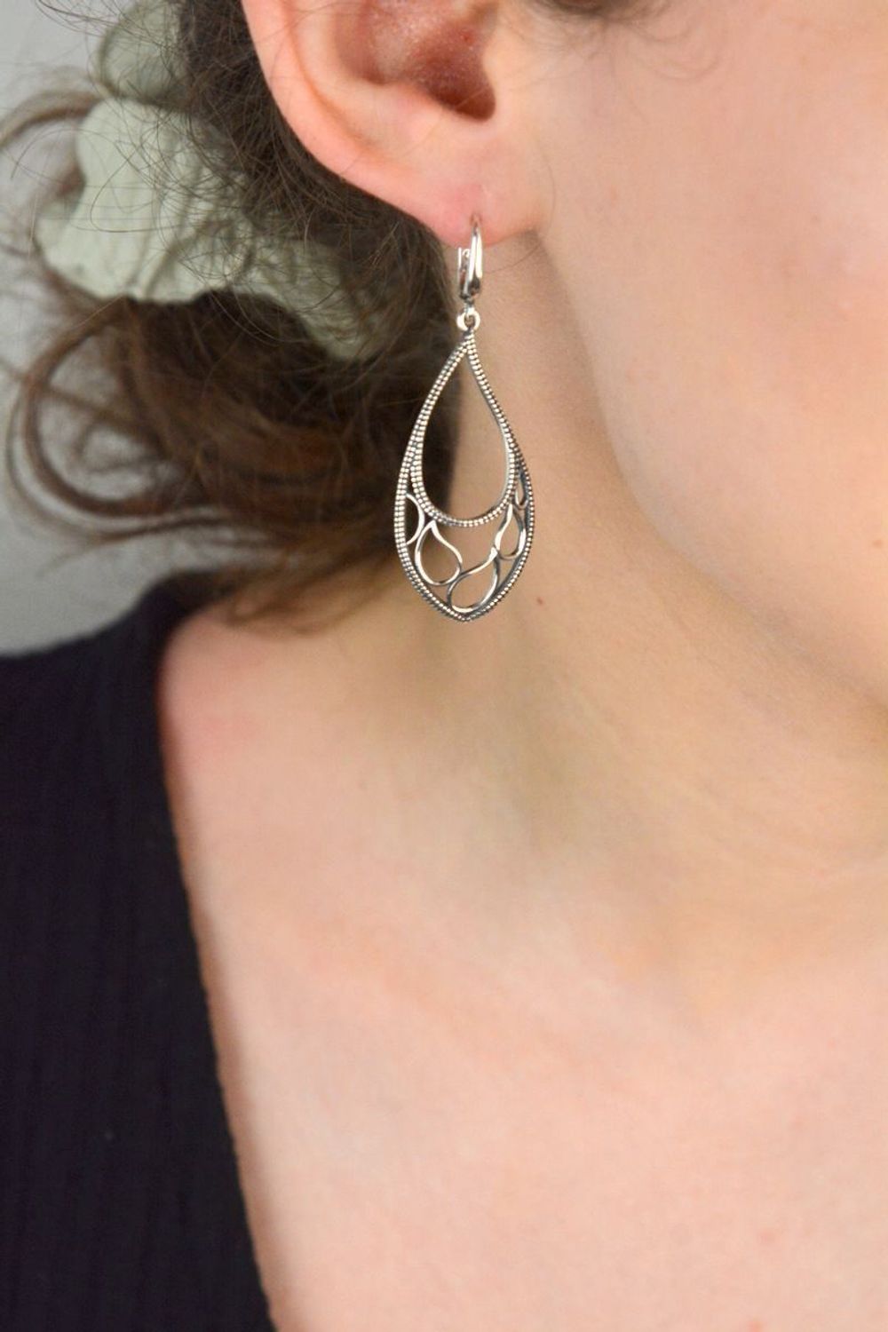 Kolczyki srebrne długie łezki, model DIA-KLC-8815-925. Srebro 925, waga 5,90 g, długość 5,5 cm. Elegancki ażurowy wzór, zapięcie angielskie. Idealne na prezent i wyjątkowe okazje.1.jpg