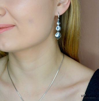 Srebrne kolczyki damskie wiszące angielskie DIA-KLC-8816-925. Kolczyki wiszące srebrne eleganckie. Kolczyki, które zachwycają jakością swojego wykonania dzięki czemu są nie tylko idealnym doda.JPG