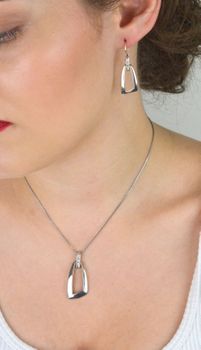 Srebrne kolczyki damskie wiszące próba 925, długość 4 cm, szerokość 1,2 cm, waga 3,80 g. Elegancka biżuteria z wygodnym zapięciem na bigiel, idealna na prezent (1).JPG