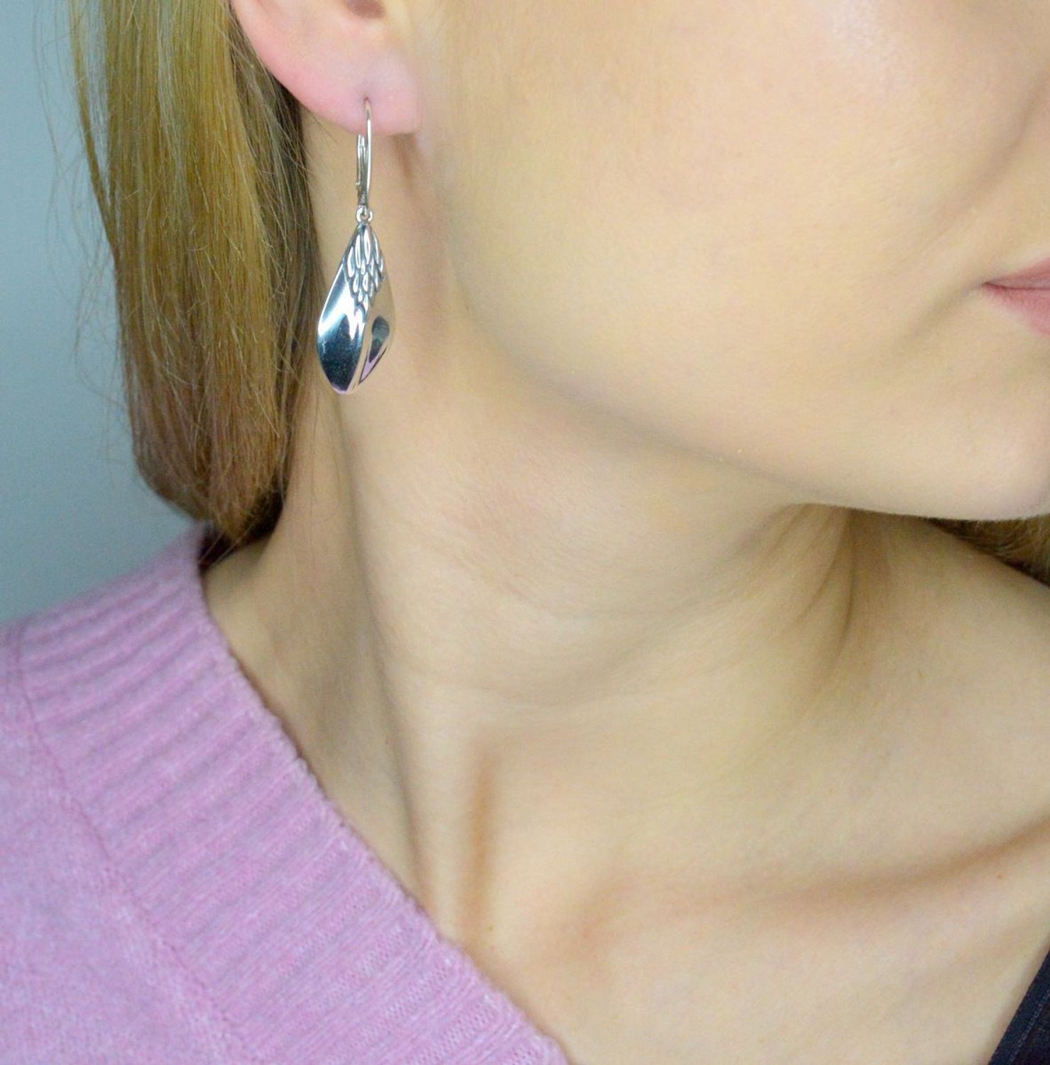 Kolczyki srebrne wiszące próba 925, DIA-KLC-8824A-925 Srebrne kolczyki zostały wykonane z najwyższej jakości srebra próby 925. Idealny prezent dla każdej kobiety. Srebrne kolczyki posiadają bardzo 1.webp