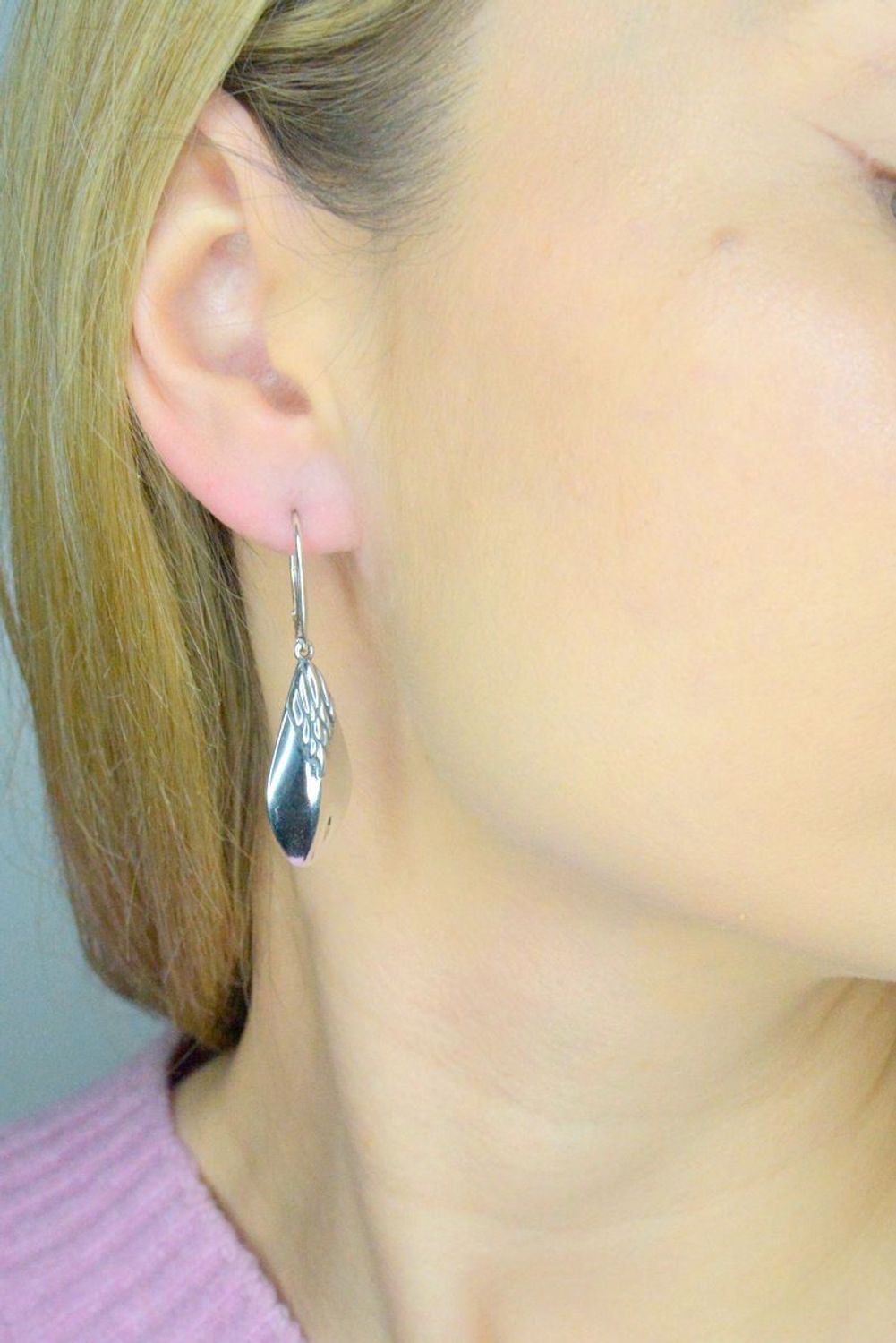 Kolczyki srebrne wiszące próba 925, DIA-KLC-8824A-925 Srebrne kolczyki zostały wykonane z najwyższej jakości srebra próby 925. Idealny prezent dla każdej kobiety. Srebrne kolczyki posiadają bardzo 1.webp