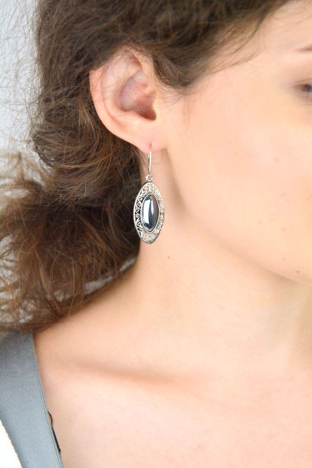 Eleganckie kolczyki damskie wiszące z srebra próby 925, owalne z ażurem i hematytem. Model DIA-KLC-8825-925, długość 5 cm, zapięcie bigiel angielski, waga 7,20 g..jpg