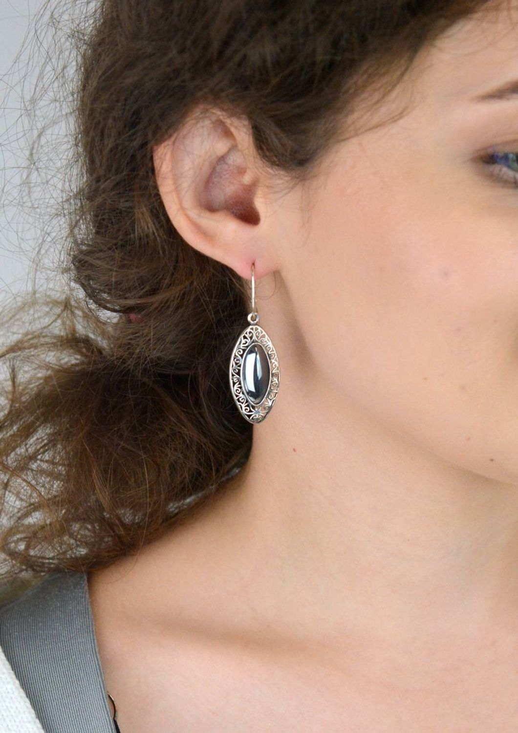 Eleganckie kolczyki damskie wiszące z srebra próby 925, owalne z ażurem i hematytem. Model DIA-KLC-8825-925, długość 5 cm, zapięcie bigiel angielski, waga 7,20 g..jpg