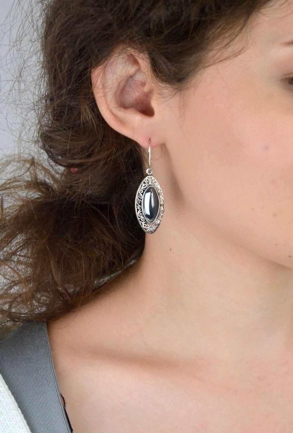 Eleganckie kolczyki damskie wiszące z srebra próby 925, owalne z ażurem i hematytem. Model DIA-KLC-8825-925, długość 5 cm, zapięcie bigiel angielski, waga 7,20 g..jpg