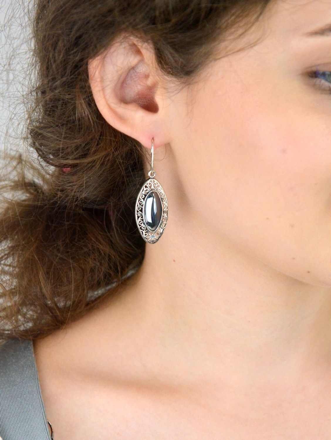 Eleganckie kolczyki damskie wiszące z srebra próby 925, owalne z ażurem i hematytem. Model DIA-KLC-8825-925, długość 5 cm, zapięcie bigiel angielski, waga 7,20 g..jpg