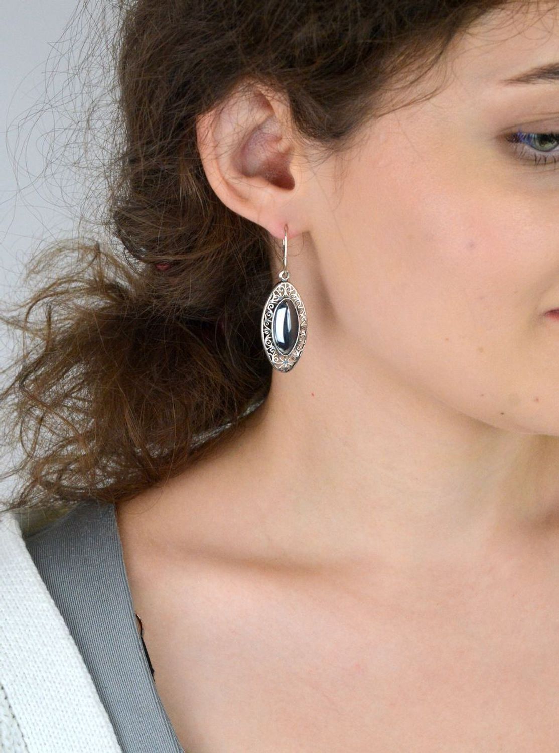 Eleganckie kolczyki damskie wiszące z srebra próby 925, owalne z ażurem i hematytem. Model DIA-KLC-8825-925, długość 5 cm, zapięcie bigiel angielski, waga 7,20 g..jpg