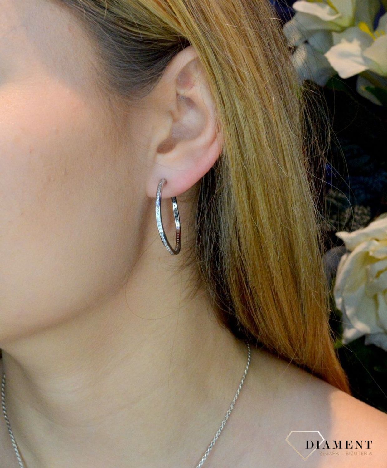 Srebrne kolczyki kółeczka z cyrkoniami DIA-KLC-8846-925. Srebrne kolczyki kółeczka z cyrkoniami. Kolczyki okrągłe świetnie się prezentują w blasku srebra. Srebro jest używane do dodatków, które sprawdza się do noszenia na co.jpg