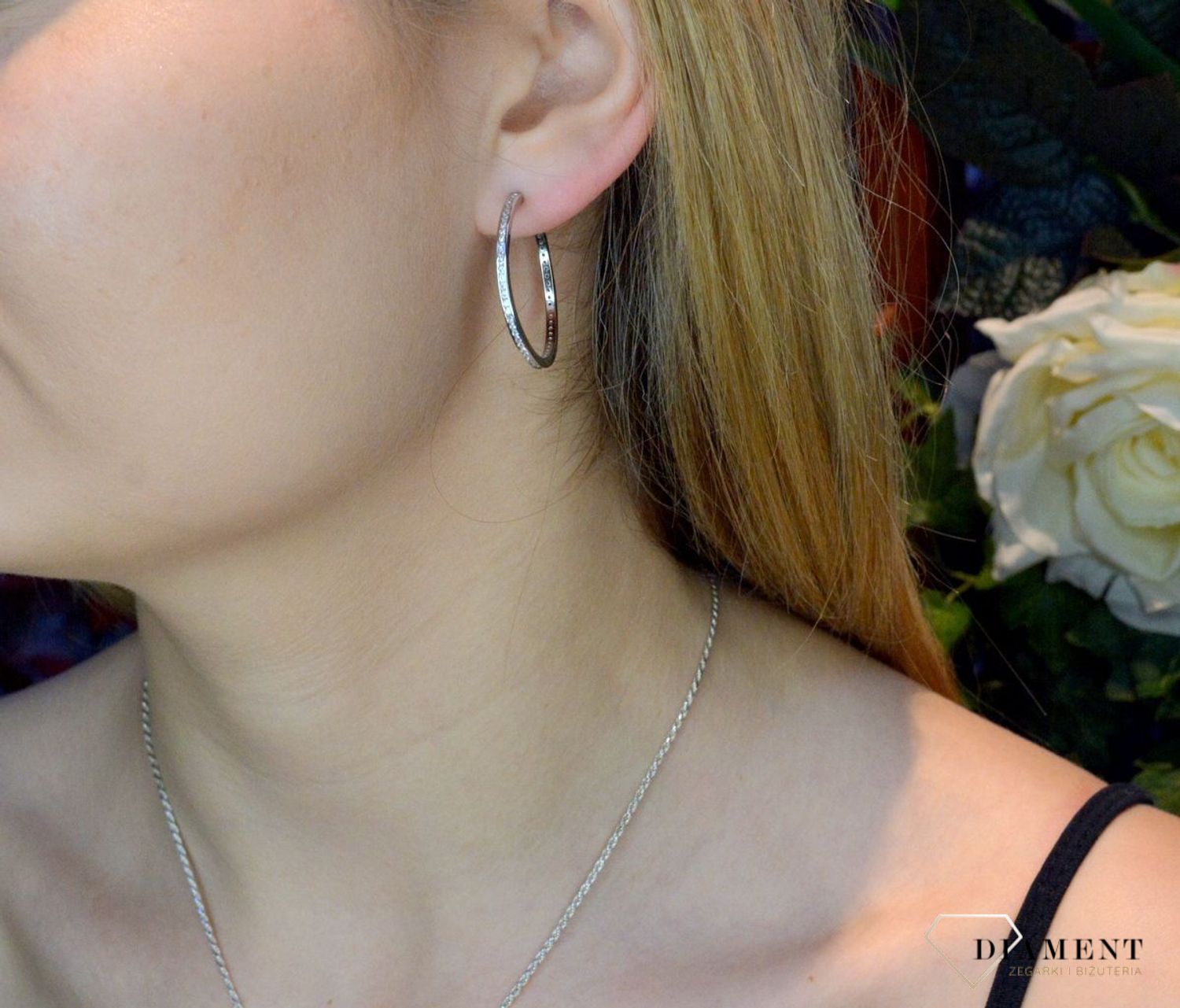 Srebrne kolczyki kółeczka z cyrkoniami DIA-KLC-8846-925. Srebrne kolczyki kółeczka z cyrkoniami. Kolczyki okrągłe świetnie się prezentują w blasku srebra. Srebro jest używane do dodatków, które sprawdza się do noszenia na co.jpg