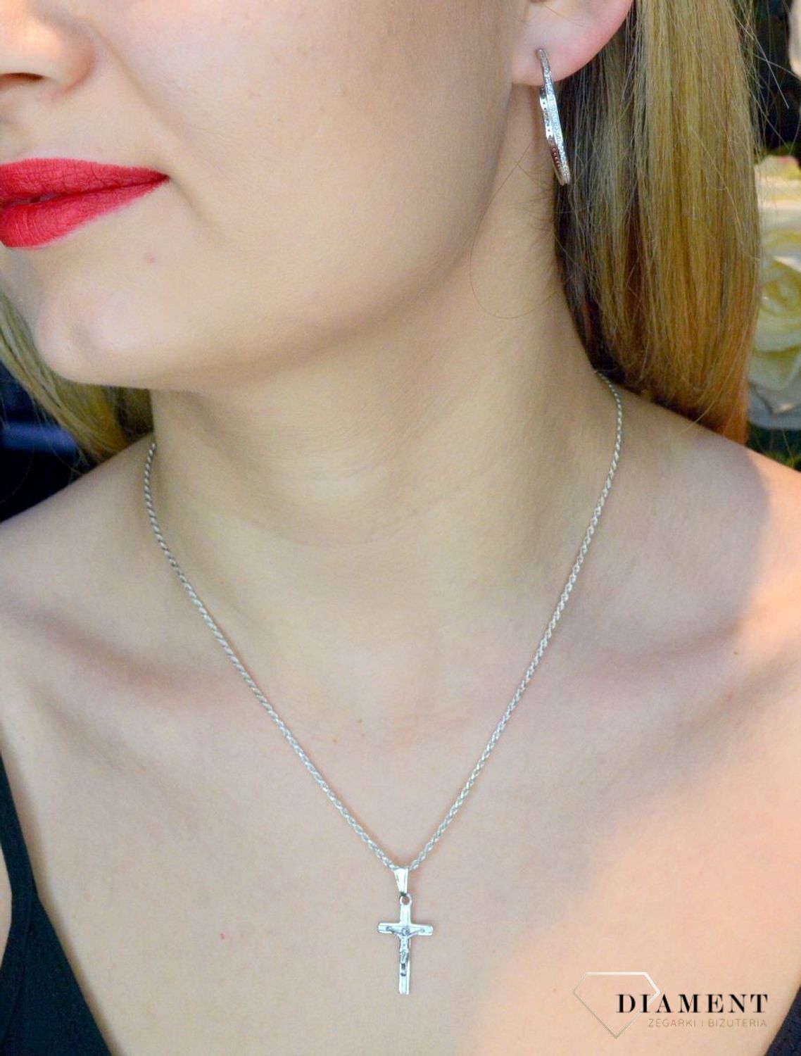 Srebrne kolczyki kółeczka z cyrkoniami DIA-KLC-8846-925. Srebrne kolczyki kółeczka z cyrkoniami. Kolczyki okrągłe świetnie się prezentują w blasku srebra. Srebro jest używane do dodatków, które sprawdza się do noszenia na co.jpg