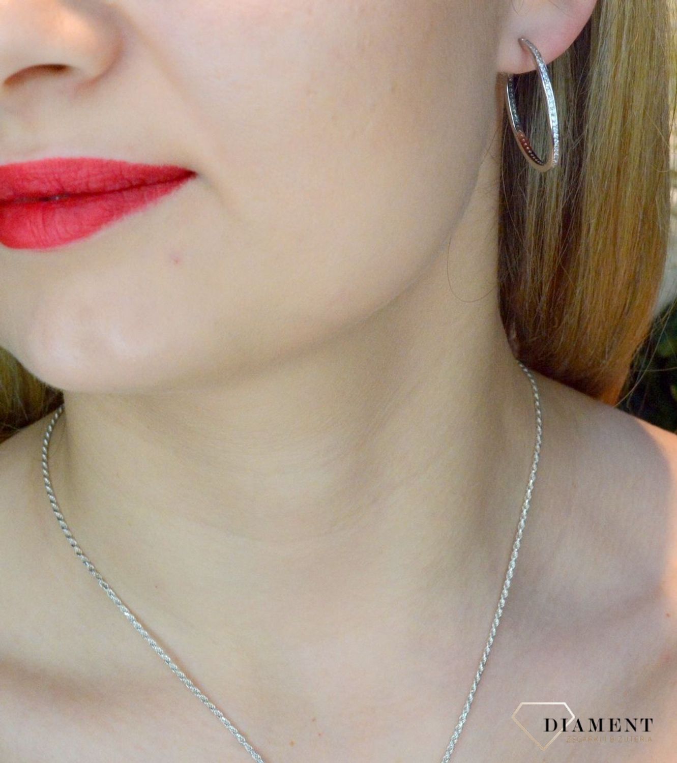 Srebrne kolczyki kółeczka z cyrkoniami DIA-KLC-8846-925. Srebrne kolczyki kółeczka z cyrkoniami. Kolczyki okrągłe świetnie się prezentują w blasku srebra. Srebro jest używane do dodatków, które sprawdza się do noszenia na co.jpg