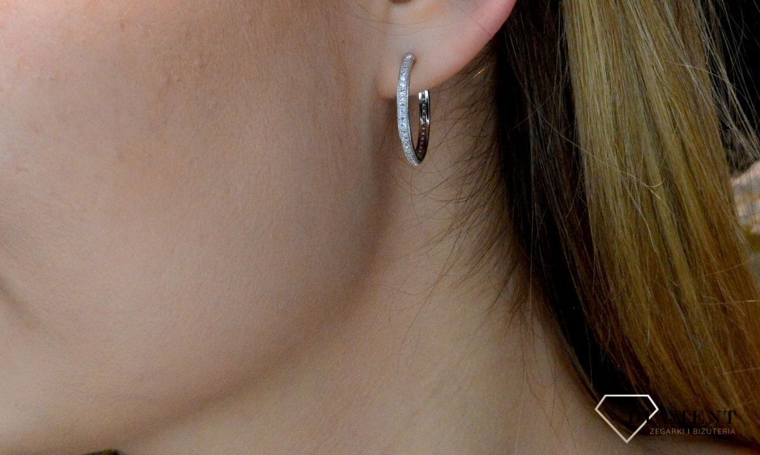 Srebrne kolczyki kółeczka z cyrkoniamiDIA-KLC-8847-925. Kolczyki okrągłe świetnie się prezentują w blasku srebra. Srebro jest używane do dodatków, które sprawdza się do noszenia na co dzień. Kolczyki najlepiej prezentuje się p.jpg