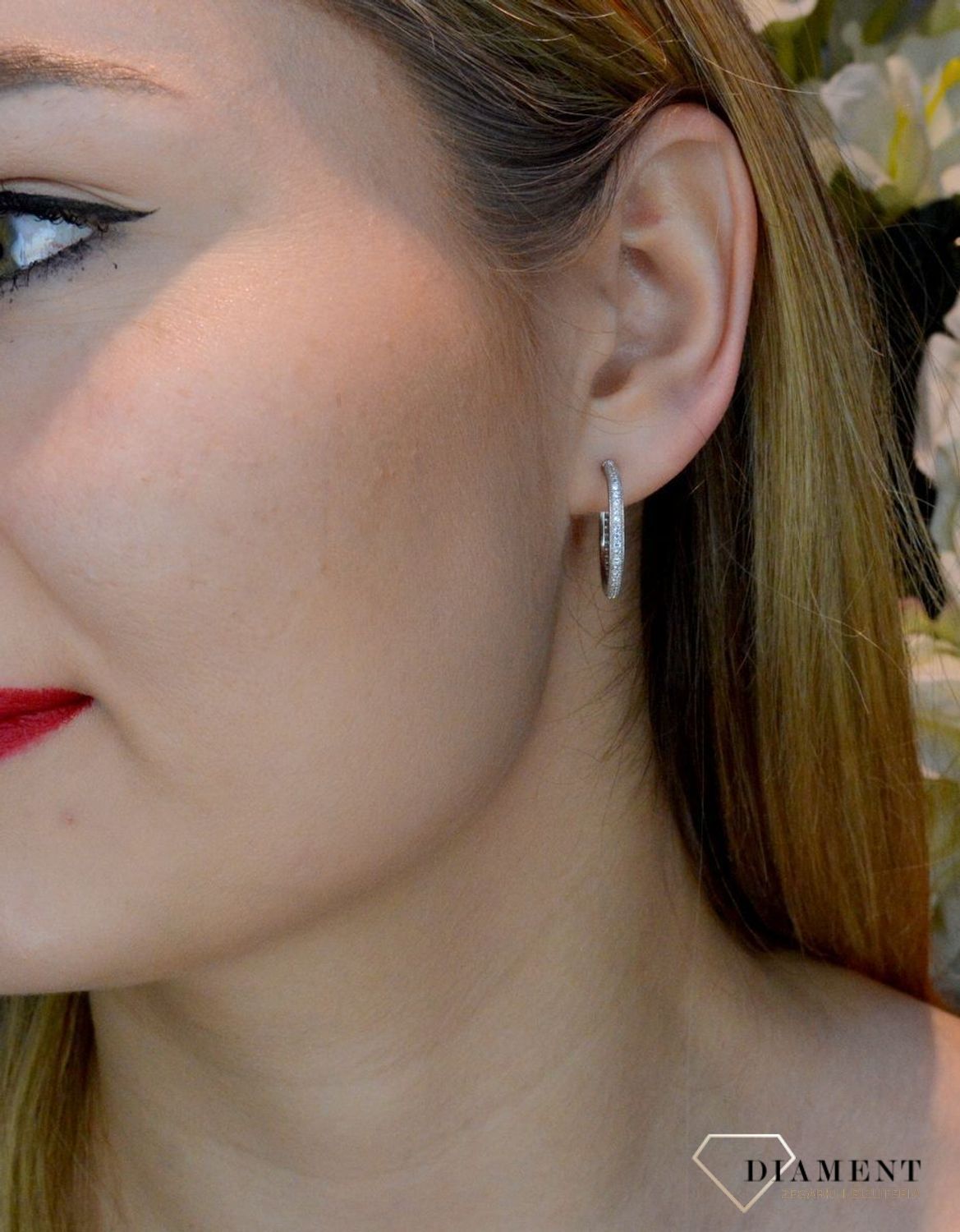 Srebrne kolczyki kółeczka z cyrkoniamiDIA-KLC-8847-925. Kolczyki okrągłe świetnie się prezentują w blasku srebra. Srebro jest używane do dodatków, które sprawdza się do noszenia na co dzień. Kolczyki najlepiej prezentuje się p.jpg