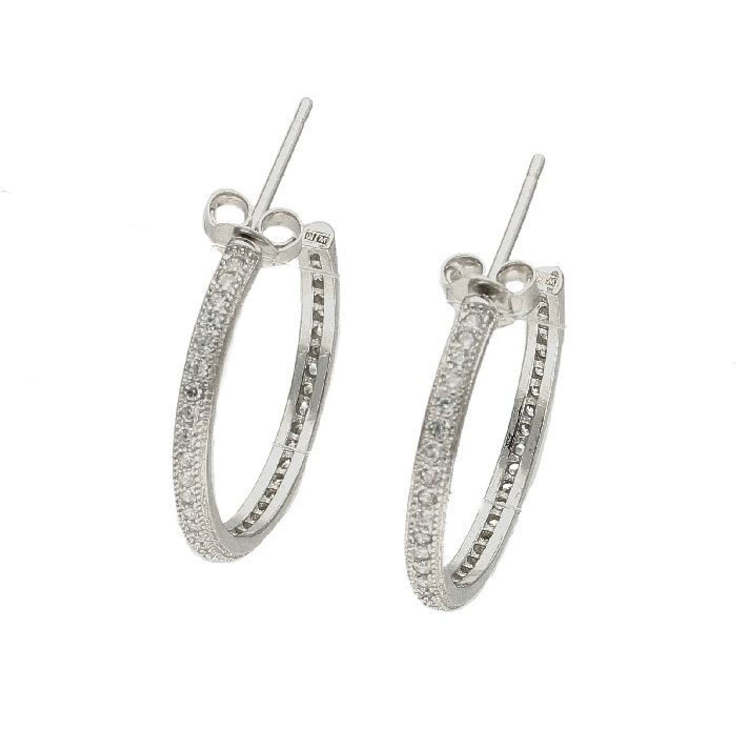 Srebrne kolczyki kółeczka z cyrkoniamiDIA-KLC-8847-925. Kolczyki okrągłe świetnie się prezentują w blasku srebra. Srebro jest używane do dodatków, które sprawdza się do noszenia na co dzień. Kolczyki najlepiej prezentuje się p.jpg