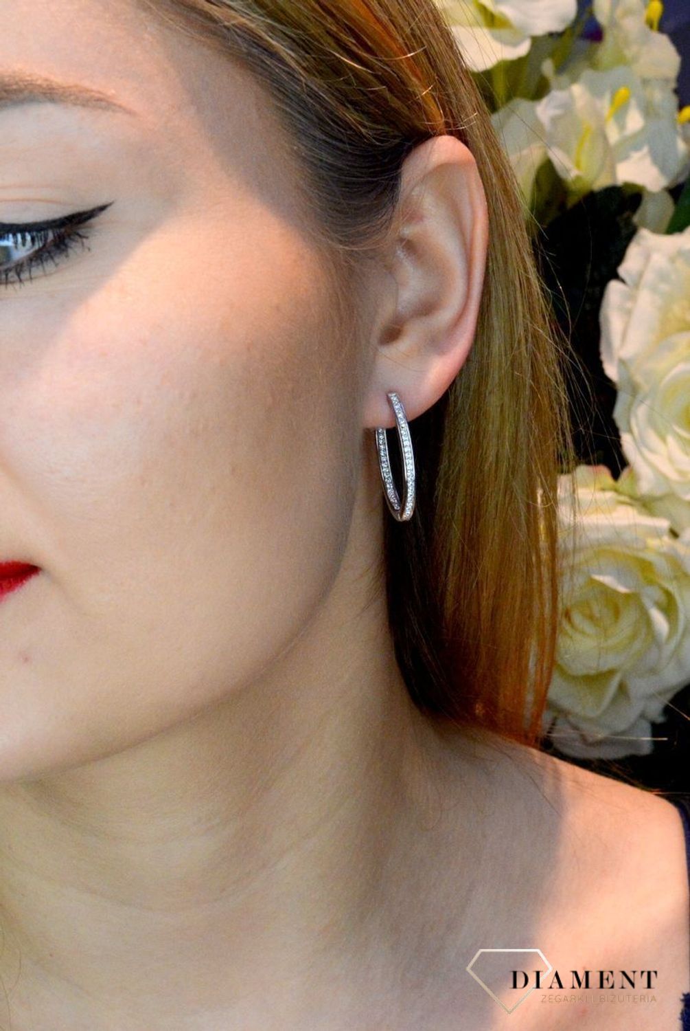 Srebrne kolczyki owalne z cyrkoniami DIA-KLC-8848-925. Srebrne kolczyki owalne z cyrkoniami. Kolczyki o owalnym kształcie świetnie się prezentują w blasku srebra. Do kolczyków warto dobrać także pasujący naszyjnik. Taki dodate.jpg