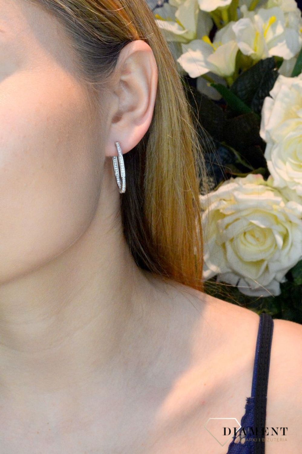 Srebrne kolczyki owalne z cyrkoniami DIA-KLC-8848-925. Srebrne kolczyki owalne z cyrkoniami. Kolczyki o owalnym kształcie świetnie się prezentują w blasku srebra. Do kolczyków warto dobrać także pasujący naszyjnik. Taki dodate.jpg