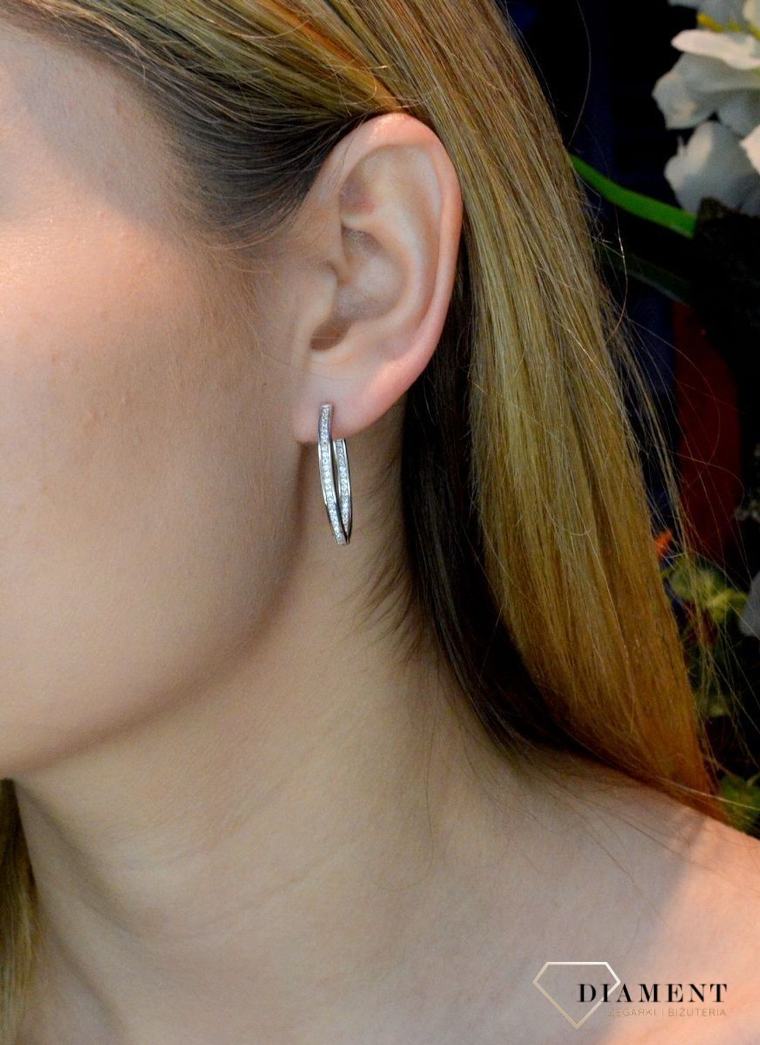 Srebrne kolczyki owalne z cyrkoniami DIA-KLC-8848-925. Srebrne kolczyki owalne z cyrkoniami. Kolczyki o owalnym kształcie świetnie się prezentują w blasku srebra. Do kolczyków warto dobrać także pasujący naszyjnik. Taki dodate.jpg