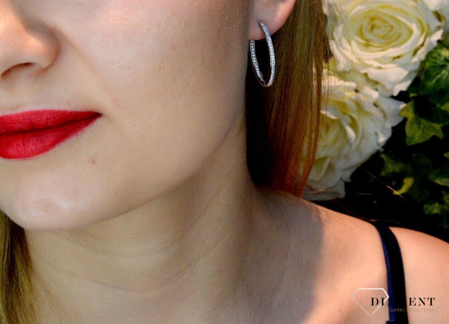 Srebrne kolczyki owalne z cyrkoniami DIA-KLC-8848-925. Srebrne kolczyki owalne z cyrkoniami. Kolczyki o owalnym kształcie świetnie się prezentują w blasku srebra. Do kolczyków warto dobrać także pasujący naszyjnik. Taki dodate.jpg