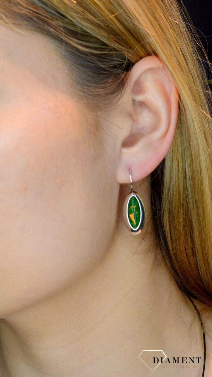 Srebrne kolczyki wiszące z zielonym opalem DIA-KLC-8855-925. Srebrne kolczyki wiszące z zielonym opalem o podłużnym  kształcie.Komfortowe  bezpieczne zapięcie angielskie. Kolczyki idealne na prezent dla każdej kobiety. Idealne.jpg